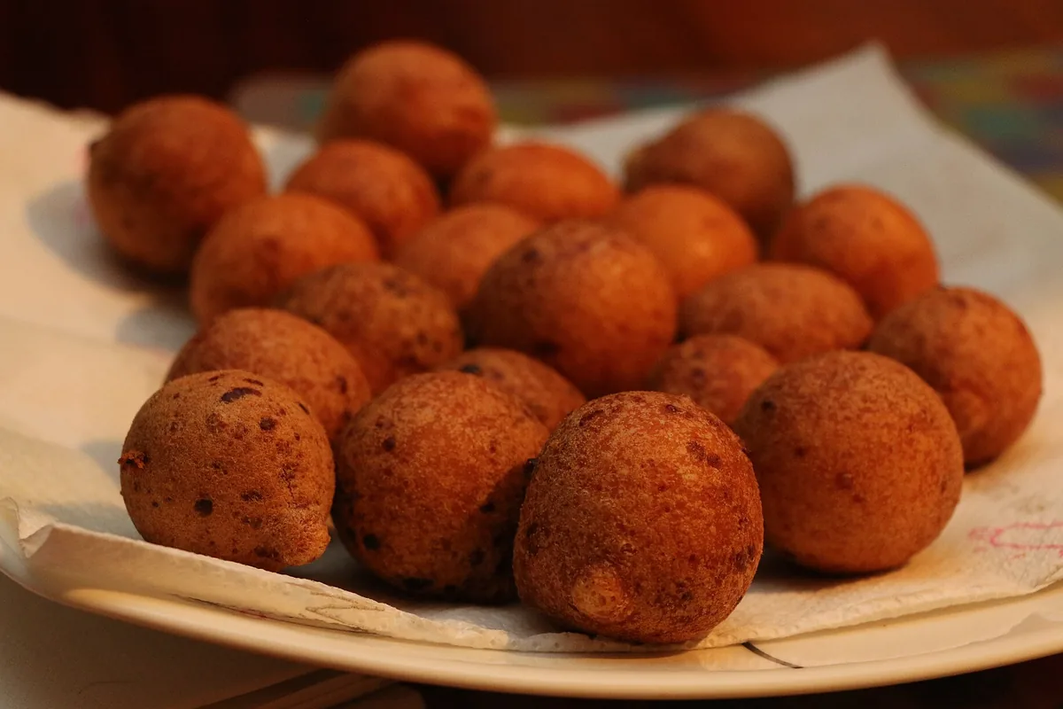 Buñuelos recién fritos servidos en un plato