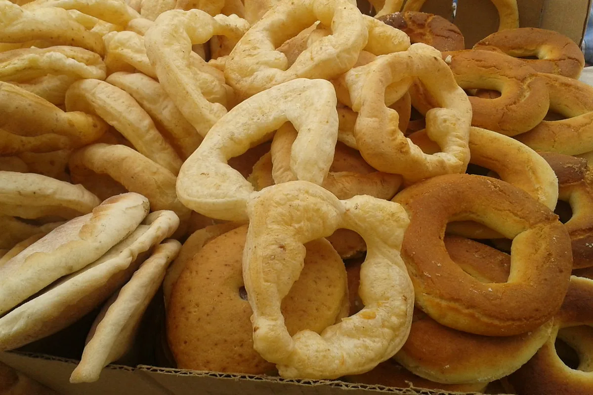 Roscones y almojábanas apiladas en una caja