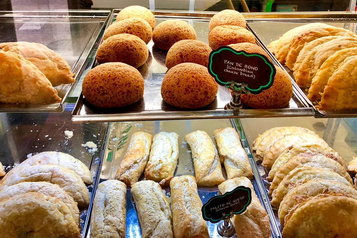 Vitrina de panadería con empanadas, pandebonos y palitos de queso